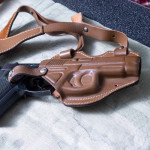 Armi in casa e minori, la sentenza del Consiglio di Stato Armi in casa e minori: pistola dentro fondina su tavolino