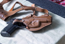 Armi in casa e minori, la sentenza del Consiglio di Stato Armi in casa e minori: pistola dentro fondina su tavolino