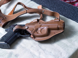 Armi in casa e minori, la sentenza del Consiglio di Stato Armi in casa e minori: pistola dentro fondina su tavolino