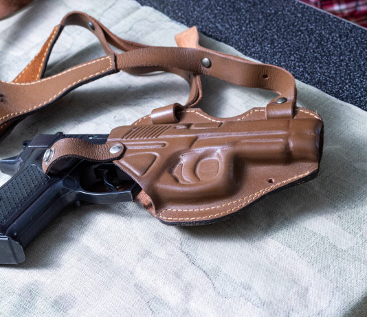 Armi in casa e minori, la sentenza del Consiglio di Stato Armi in casa e minori: pistola dentro fondina su tavolino