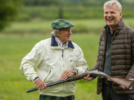 Cifra record per il Beretta SL2 Launch Edition all’asta di beneficenza Cifra record per il Beretta SL2 Launch Edition all’asta di beneficenza: Jackie Stewart e Franco Gussalli Beretta con il pezzo unico SL2 Launch Edition