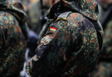 Lite Haenel-Heckler & Koch sul fucile d’assalto dell’esercito tedesco: la decisione Controversia Haenel-Heckler & Koch sul fucile d’assalto dell’esercito tedesco: primo piano sulla divisa del soldato