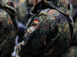 Lite Haenel-Heckler & Koch sul fucile d’assalto dell’esercito tedesco: la decisione Controversia Haenel-Heckler & Koch sul fucile d’assalto dell’esercito tedesco: primo piano sulla divisa del soldato