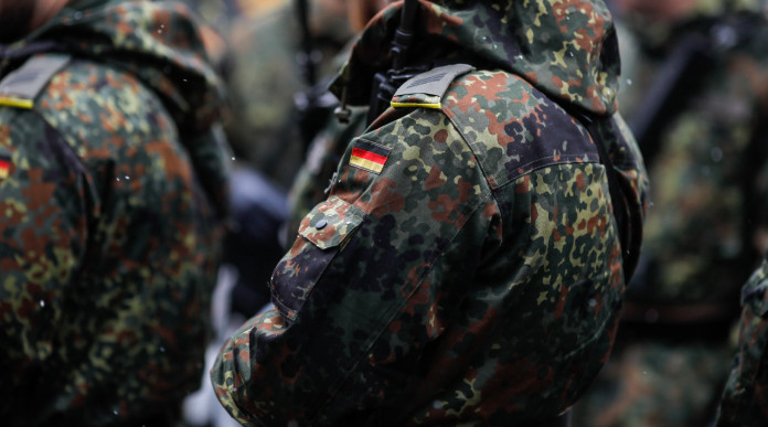 Controversia Haenel-Heckler & Koch sul fucile d’assalto dell’esercito tedesco: primo piano sulla divisa del soldato