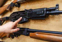 Diffusione delle armi e violenza, Auda scrive al Corriere Diffusione delle armi e violenza: compratore indica arma da acquistare