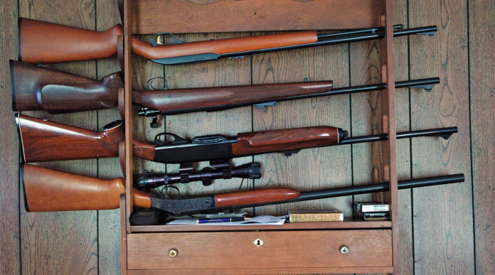 Trasferimento di armi al figlio: tre carabine e un fucile nella rastrelliera