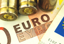 Valore del settore armiero: il nuovo studio Valore del settore armiero in Italia: munizioni su banconote da 50 euro