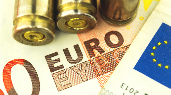 Valore del settore armiero in Italia: munizioni su banconote da 50 euro
