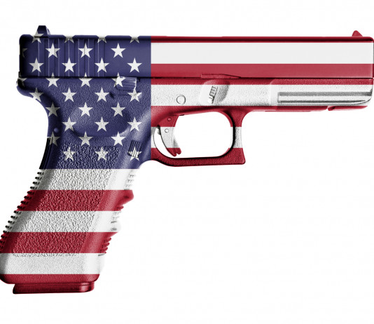 Background check: i numeri a metà 2022 Background check: pistola con bandiera americana