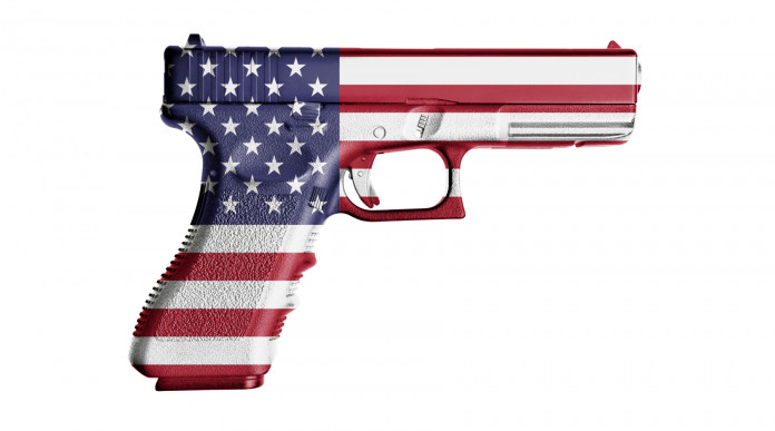 Background check: pistola con bandiera americana