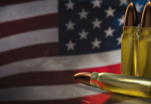 Mercato delle armi in America, la situazione a metà 2022 Mercato delle armi in America: tre proiettili su bandiera americana