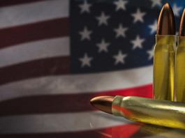 Mercato delle armi in America, la situazione a metà 2022 Mercato delle armi in America: tre proiettili su bandiera americana