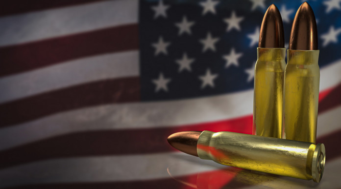 Mercato delle armi in America: tre proiettili su bandiera americana