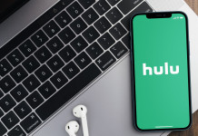 No pubblicità contro le armi, democratici Usa contro Hulu No pubblicità contro le armi, democratici Usa contro Hulu: home di Hulu su smartphone appoggiato a tastiera di computer