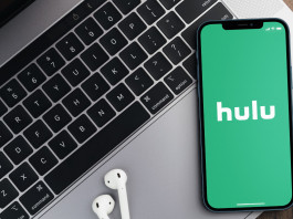 No pubblicità contro le armi, democratici Usa contro Hulu No pubblicità contro le armi, democratici Usa contro Hulu: home di Hulu su smartphone appoggiato a tastiera di computer