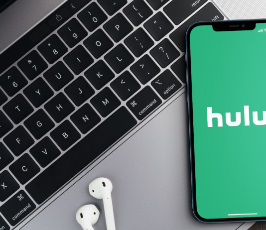 No pubblicità contro le armi, democratici Usa contro Hulu No pubblicità contro le armi, democratici Usa contro Hulu: home di Hulu su smartphone appoggiato a tastiera di computer