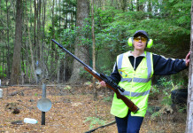 Nuove regole sui moderatori di suono in Svezia Nuove regole sui moderatori di suono in Svezia: tiratrice con otoprotettori e carabina con silenziatore