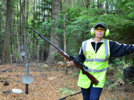Nuove regole sui moderatori di suono in Svezia Nuove regole sui moderatori di suono in Svezia: tiratrice con otoprotettori e carabina con silenziatore