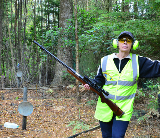 Nuove regole sui moderatori di suono in Svezia Nuove regole sui moderatori di suono in Svezia: tiratrice con otoprotettori e carabina con silenziatore
