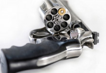 Omessa denuncia del trasferimento di un’arma: confisca dopo oblazione? Omessa denuncia dell’arma: revolver Smith & Wesson calibro .357 magnum con un proiettile nel tamburo