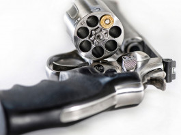 Omessa denuncia del trasferimento di un’arma: confisca dopo oblazione? Omessa denuncia dell’arma: revolver Smith & Wesson calibro .357 magnum con un proiettile nel tamburo