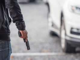 Porto d’armi in luogo pubblico: come si qualifica un’area condominiale? Porto d’armi in luogo pubblico: uomo con pistola in area condominiale