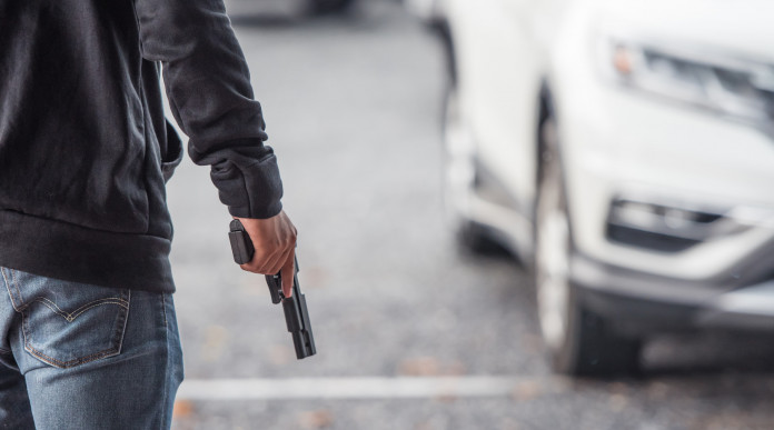 Porto d’armi in luogo pubblico: uomo con pistola in area condominiale