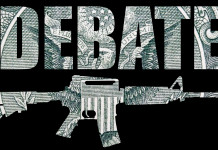 Restrizioni alle armi in America: il voto Restrizioni alle armi in America: scritta "Debate" sopra carabina semiautomatica