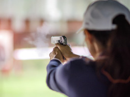 Tiro a segno per i giovani, il programma del Tsn di Cerea Tiro a segno per i giovani: ragazza impugna pistola per sparare a bersaglio
