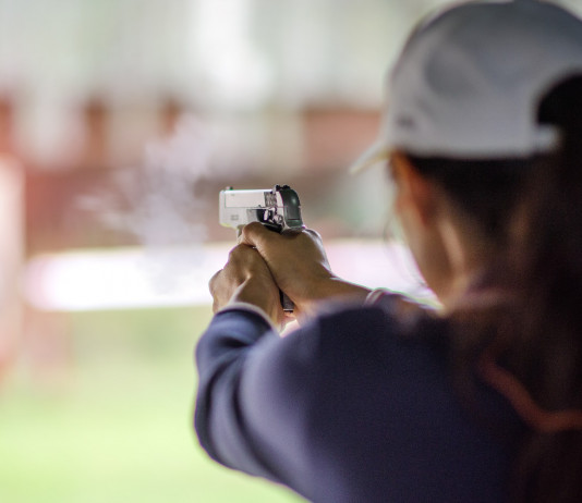 Tiro a segno per i giovani, il programma del Tsn di Cerea Tiro a segno per i giovani: ragazza impugna pistola per sparare a bersaglio