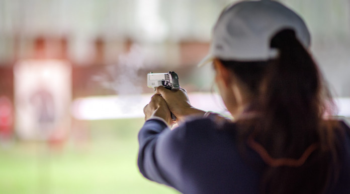 Tiro a segno per i giovani: ragazza impugna pistola per sparare a bersaglio