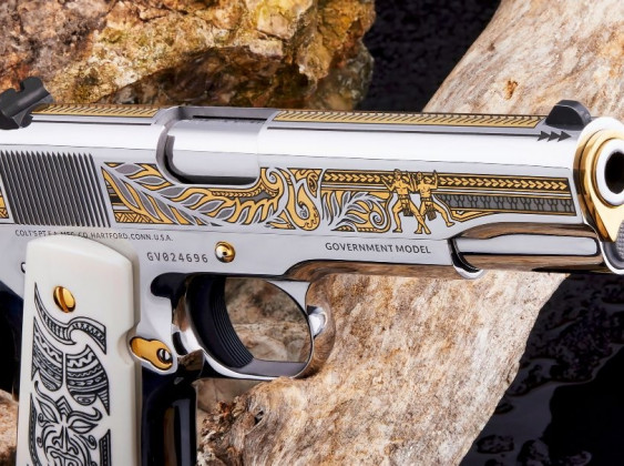 vista laterale della pistola custom da collezione sk haka