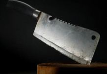 È un’arma o no? La sentenza della Cassazione È un’arma o no? mannaia su tagliere di legno