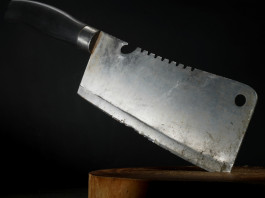 È un’arma o no? La sentenza della Cassazione È un’arma o no? mannaia su tagliere di legno