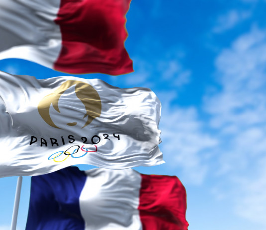 Europei di tiro a volo: il programma Europei di tiro a volo: bandiera Parigi 2024 tra due bandiere francesi