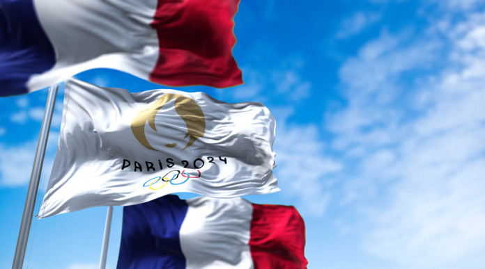 Europei di tiro a volo: bandiera Parigi 2024 tra due bandiere francesi