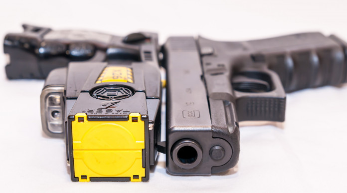 La Lega ampliare l’uso del taser: taser con pistola