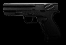 Revoca del porto d’armi dopo riabilitazione: una nuova sentenza Revoca del porto d’armi dopo riabilitazione: pistola su fondo nero