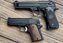 Cresce la domanda di pistole microcompatte negli Stati Uniti Cresce la domanda di pistole microcompatte negli Stati Uniti: due pistole di dimensioni diverse su tavolo di legno