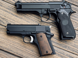 Cresce la domanda di pistole microcompatte negli Stati Uniti Cresce la domanda di pistole microcompatte negli Stati Uniti: due pistole di dimensioni diverse su tavolo di legno