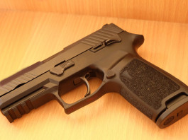 Furto di un’arma e incauta custodia: la sentenza Furto di un’arma e incauta custodia: pistola in cassetto di scrivania di legno