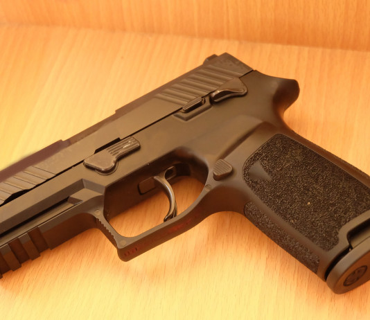 Furto di un’arma e incauta custodia: la sentenza Furto di un’arma e incauta custodia: pistola in cassetto di scrivania di legno