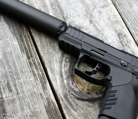 Moderatore di suono e alterazione di un’arma: la sentenza Moderatore di suono e alterazione di un’arma: pistola con silenziatore