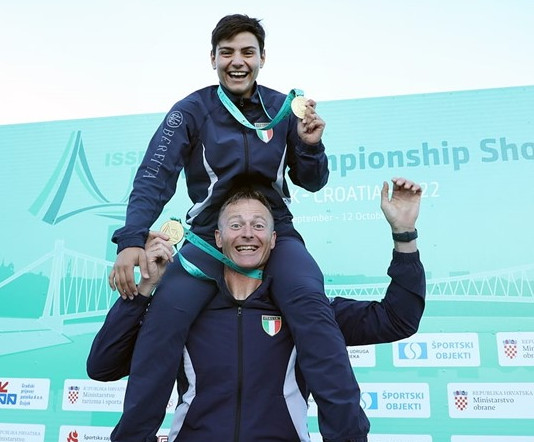Mondiale di tiro a volo, oro per l’Italia mixed team Mondiale di tiro a volo, oro per l’Italia mixed team (Giulia GRassia e Mauro De Filippis)