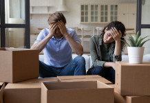 Rilascio dell’immobile e omessa custodia di armi: la sentenza Rilascio dell’immobile e omessa custodia di armi: coppia sotto sfratto, con scatoloni