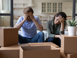 Rilascio dell’immobile e omessa custodia di armi: la sentenza Rilascio dell’immobile e omessa custodia di armi: coppia sotto sfratto, con scatoloni