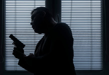 Stop alla difesa abitativa: il commento alla sentenza Stop alla difesa abitativa: uomo si difende con pistola davanti a finestra