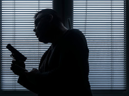 Stop alla difesa abitativa: il commento alla sentenza Stop alla difesa abitativa: uomo si difende con pistola davanti a finestra