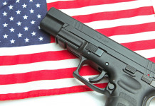 Background check in America: il dato a fine ottobre Background check in America: pistola su bandiera americana