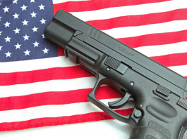 Background check in America: il dato a fine ottobre Background check in America: pistola su bandiera americana